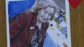 Une photo de Mireille Knoll punaisée sur la porte de son appartement à Paris le 27 mars 2018
