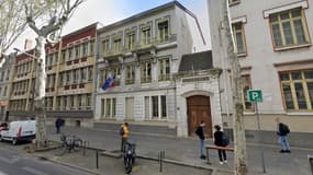 Le lycée Ampère-Saxe, à Lyon, est bloqué.