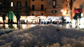 Un tas de grêle à Rome après la tempête qui a touché la ville dimanche