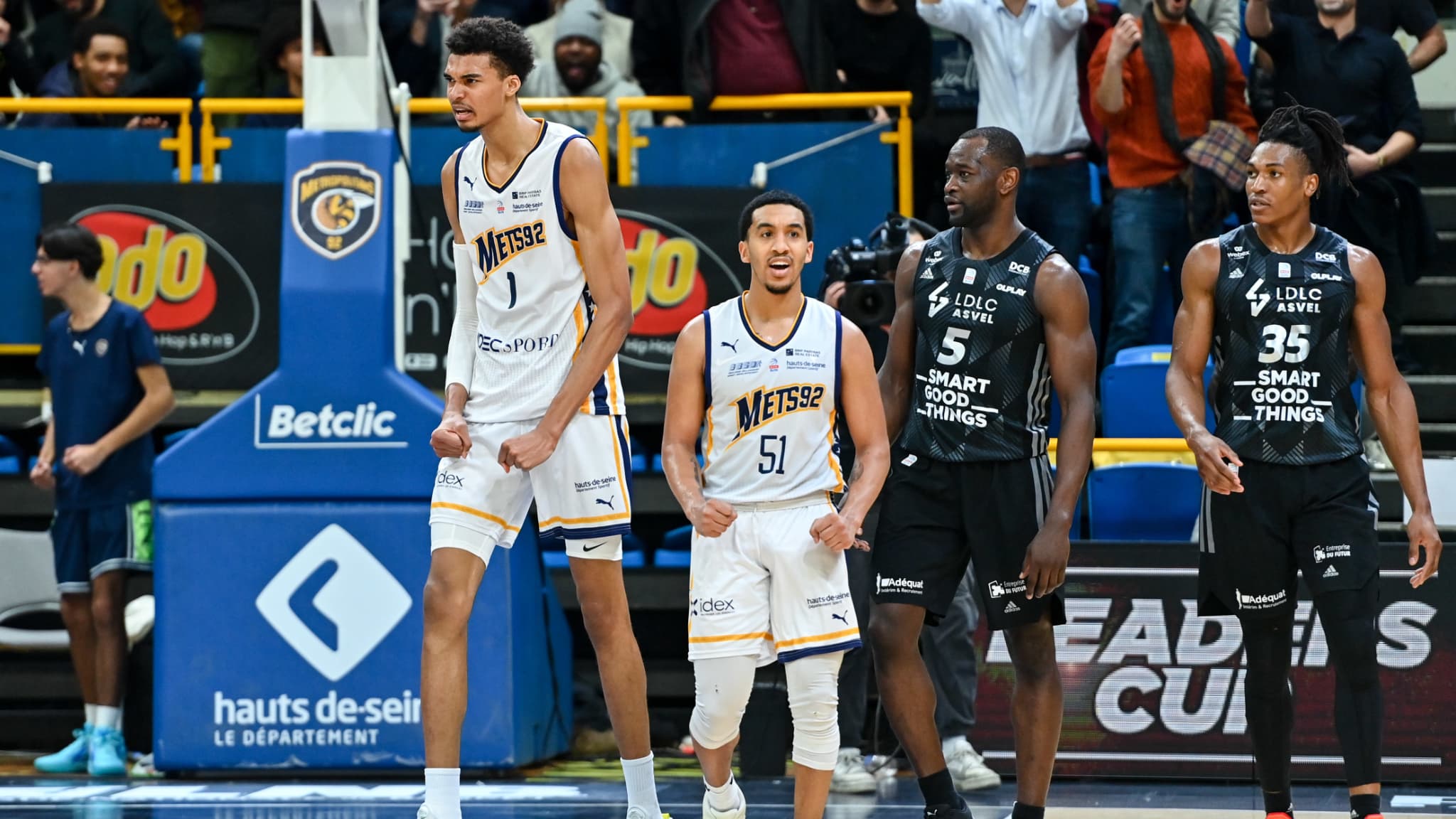 Victor Wembanyama et Tremont Waters (N°51) le 09/01/2023 contre l'ASVEL