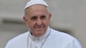 Le pape François demande aux coiffeurs d'éviter les potins