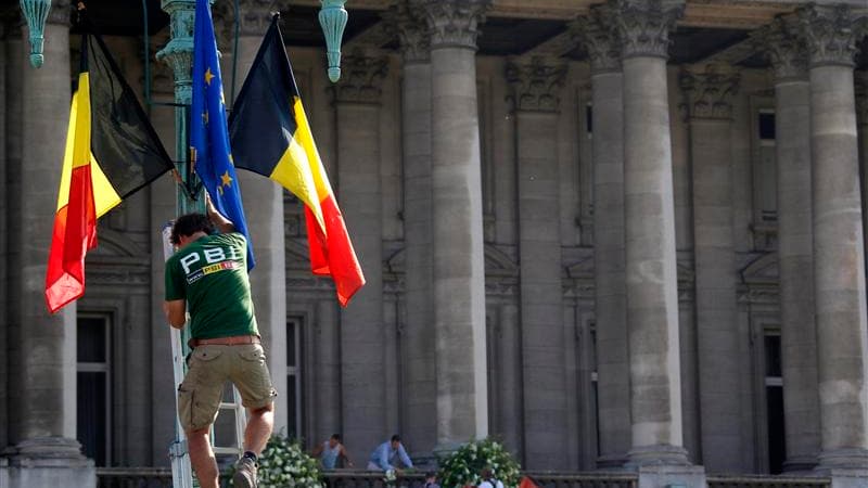 Devant le palais royal, à Bruxelles. Le prince Philippe sera le nouveau roi des Belges ce dimanche, jour de fête nationale, alors qu'une Belgique divisée s'interroge sur le rôle politique que doit jouer le monarque. /Photo prise le 20 juillet 2013/REUTERS