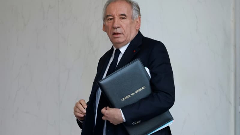 Bayrou confirme que la décision de ne pas supprimer 4.000 postes dans l'Éducation est 