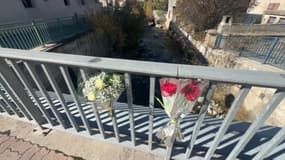 Des fleurs ont été déposées en hommage au jeune Macéo