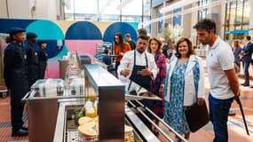 Tony Estanguet en visite au restaurant du village olympique