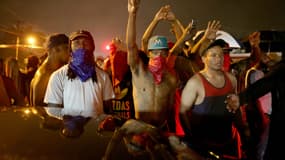 Quelque 200 manifestants ont violé le couvre-feu dans la nuit de samedi à dimanche dans le quartier de Ferguson, dans le centre des Etats-Unis.