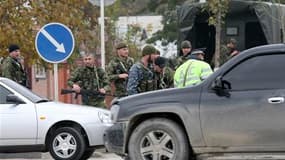 Quatre personnes ont été tuées lors d'une attaque menée par des rebelles contre le parlement de Tchétchénie, à Grozny, illustrant à nouveau l'incapacité de la Russie à mater l'insurrection islamiste dans cette république où Moscou a déjà livré deux guerre