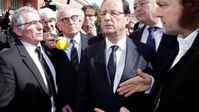 François Hollande devant l'établissement scolaire juif Ozar Hatorah de Toulouse, lundi. Le candidat socialiste à la présidentielle, qui a mis sa campagne entre parenthèses, a prôné mardi "l'union de tous les Français face à l'agression" après la série de