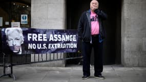 Ai Weiwei demande la libération de Julian Assange sous forme de manifestation silencieuse.

