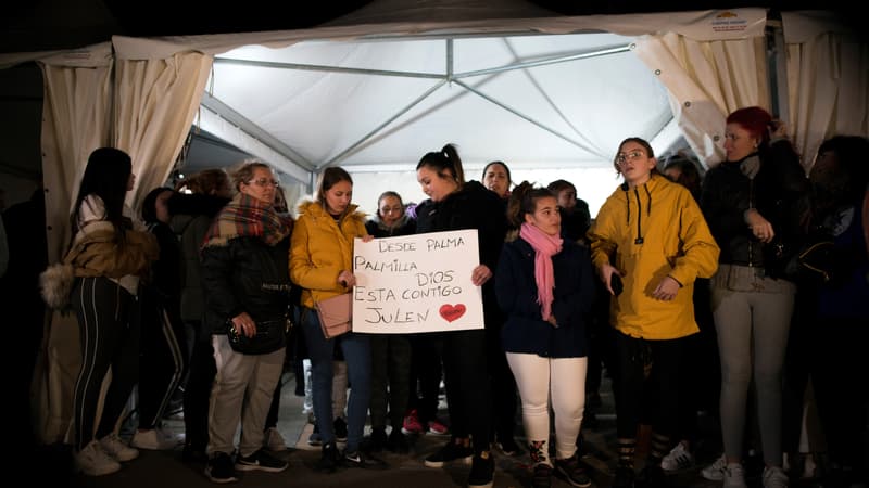 Des voisins du petit Julen Rosello et ses parents réunis à Totalan, en Espagne, le 24 janvier 2019.