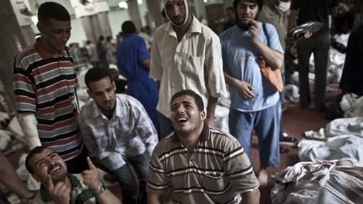 Des Egyptiens pleurent leurs morts à la mosquée du Caire le 15 août 2013.