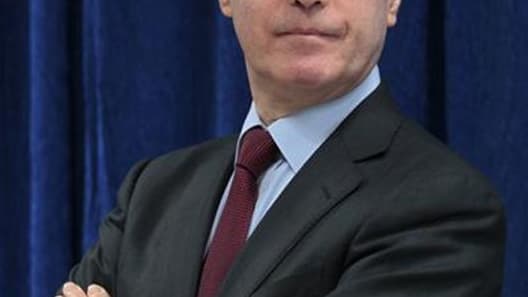 Claude Guéant revendique le chiffre record d'une hausse de 17,5% des expulsions d'étrangers en situation irrégulière et une chute marquante de 30% des naturalisations. /Photo prise le 6 janvier 2012/REUTERS/Charles Platiau