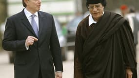 Tony Blair, alors Premier ministre du Royaume-Uni, (g) et le dirigeant libyen Mouammar Kadhafi dans une banlieue de Tripoli le 25 mars 2004