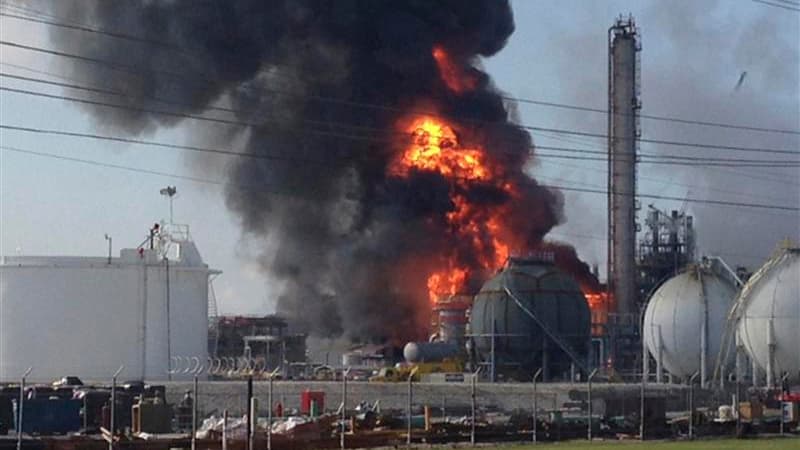 Une puissante explosion suivie d'un incendie s'est produite jeudi dans l'usine chimique Williams Olefins à Geismar, en Louisiane, faisant un mort et 33 blessés. L'incendie n'était toujours pas éteint trois heures après l'explosion de 08h37 (13h37 GMT). /P