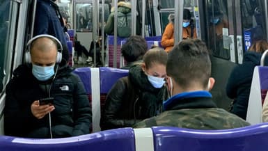 Des personnes portent un masque de protection contre le Covid-19 dans le métro à Paris en novembre 2020