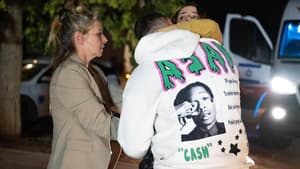 Mia Schem qui retrouve sa famille en Israël le 30 novembre 2023 après sa libération par le Hamas