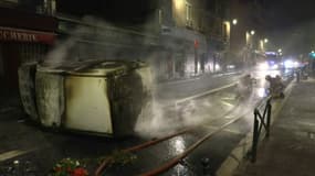 Une voiture brûlée en pleine voie à Nanterre dans la nuit du 29 au 30 juin 2023, après une nuit d'émeutes.