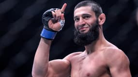 Khamzat Chimaev, tout sourire après sa victoire contre Usman, lors de l'UFC 294, à Abu Dhabi