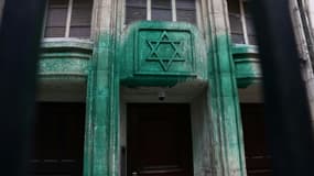 Des jets de peinture verte sur les murs de la synagogue Agoudas Hakehilos à Paris, le 31 mai 2025