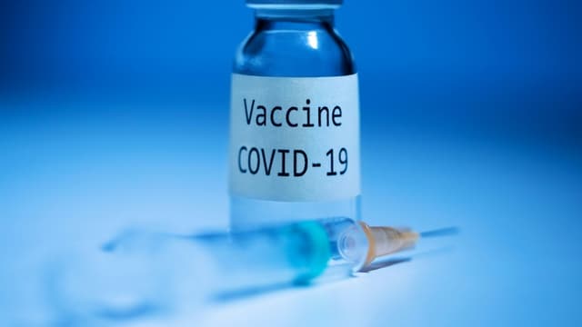 Depuis l'autorisation européenne lundi, jusqu'à la première vaccination dimanche, il reste des étapes à franchir pour le vaccin en France
