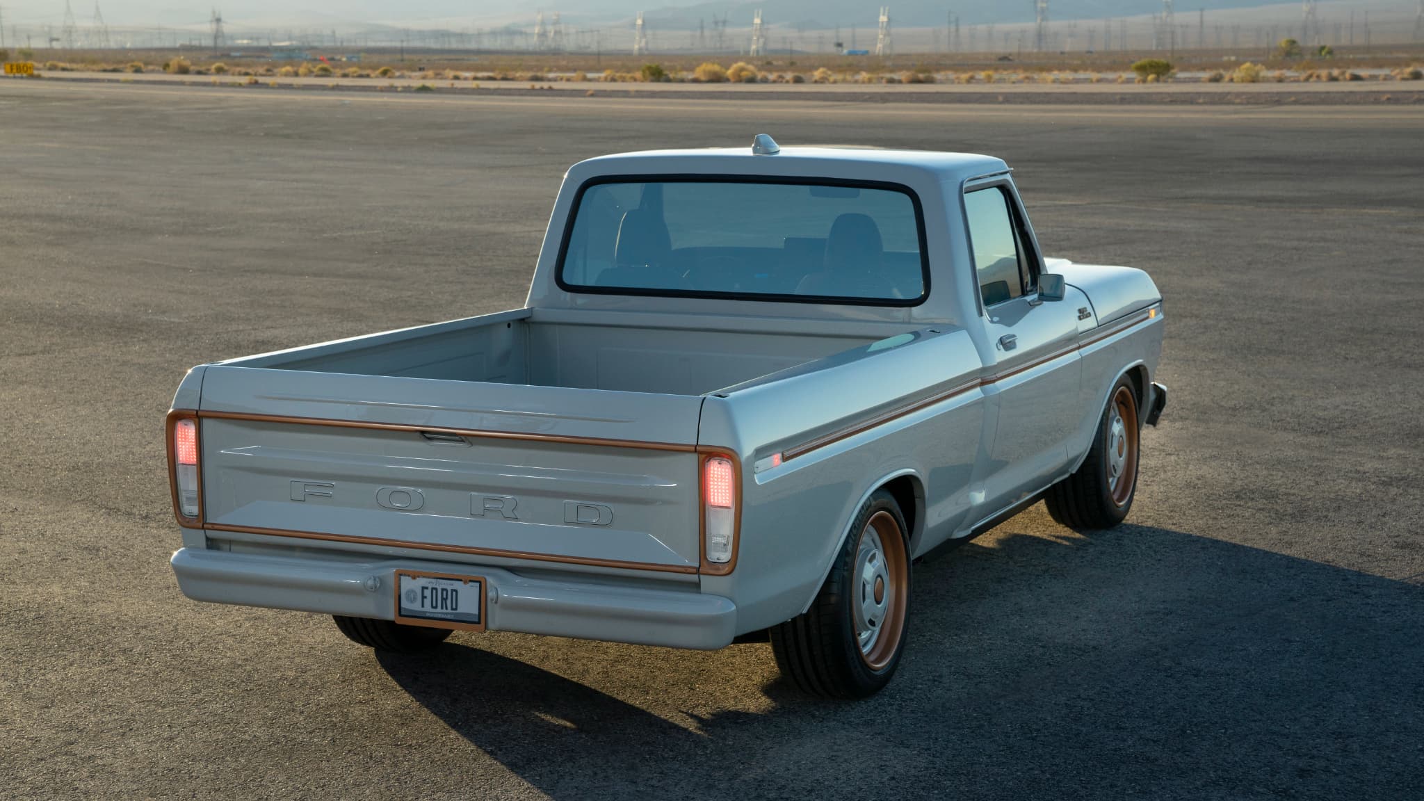 À première vue, un vieux pick-up dans un état flambant neuf... À première vue, un vieux pick-up dans un état flambant neuf...