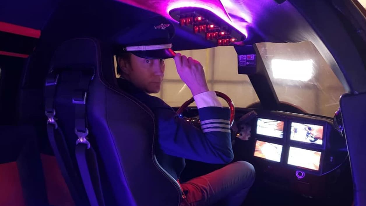 Le commandant de bord, ou plutôt le chauffeur de la limousine... on ne sait plus trop!