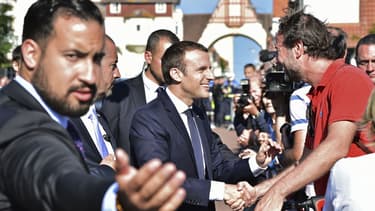 Alexandre Benalla au côté d'Emmanuel Macron, au premier plan en flou, le 18 juin 2017 au Touquet.
