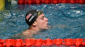 Léon Marchand (qui porte un bonnet de bain au nom de Caeleb Dressel) après sa série lors du 100m 4 nages lors de la première étape de la Coupe du monde en petit bassin à Shanghai, le 18 octobre 2024