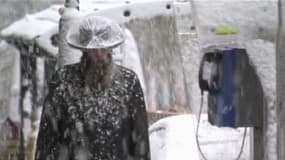 Un homme sous la neige, à Jerusalem.