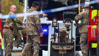 Des membres des forces armées préparent un robot de déminage dans une synagogue du nord de Manchester, en Angleterre, le 2 octobre 2025.