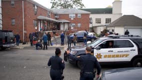 Policiers et journalistes à Patterson, New Jersey, devant la résidence de l'assaillant. 