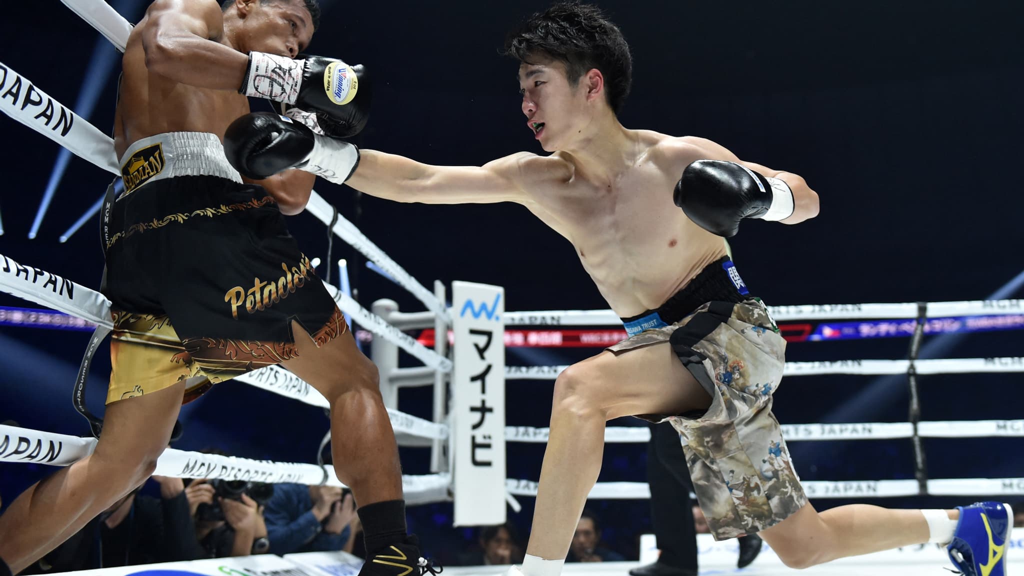 Kenshiro Teraji (à droite) face à Randy Petalcorin en décembre 2019 Kenshiro Teraji (à droite) face à Randy Petalcorin en décembre 2019
