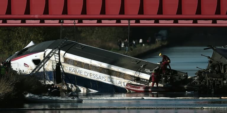 Accident d'une rame d'essais de TGV tombéela veille après son déraillement dans un canal à Eckwersheim, près de Strasbourg, le 15 novembre 2015 dans le Bas-Rhindans un canal à Eckwersheim, près de Strasbourg, le 15 novembre 2015 dans le Bas-Rhin