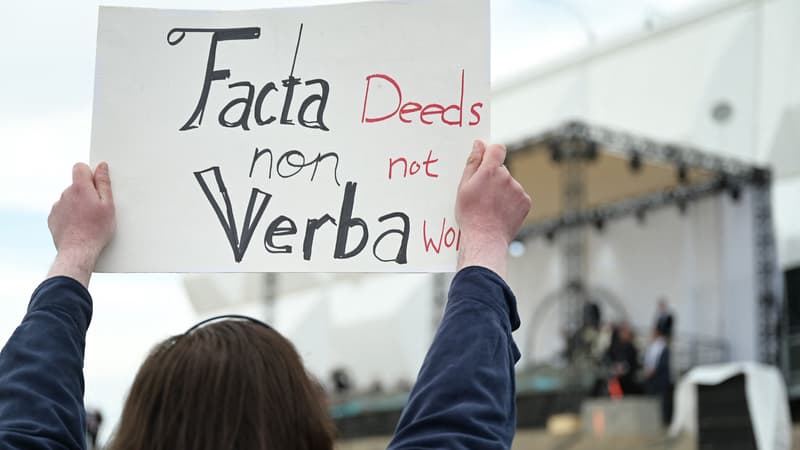 Une personne tient un panneau de protestation demandant des actions, pas des mots, alors que le pape François arrive pour rencontrer des autochtones à l'école Nakasuk à Iqaluit, Nunavut, Canada, le 29 juillet 2022. (Photo d'illustration)