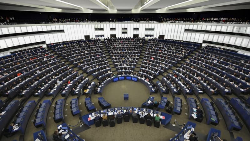Les membres du Parlement Européen lors d'un vote en session plénière, à Strasbourg, le 28 novembre 2019
