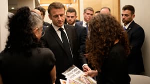 Emmanuel Macron avec les familles d'otages français, le 24 octobre 2023, à Tel Aviv en Israël.