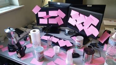 Le papier, quelle que soit sa forme, est présent sur tous les bureaux.
