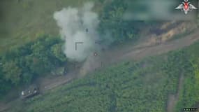 Une attaque de drone russe contre des véhicules blindés ukrainiens à l'extérieur de la ville de Sudzha, dans la région de Koursk d'après un document diffusé par le ministère russe de la Défense le 8 août 2024. 