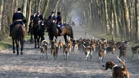 Des chasseurs de l'équipage des Trois Forets discutent lors d'une chasse à courre dans la forêt de Chantilly, le 25 mars 2003.