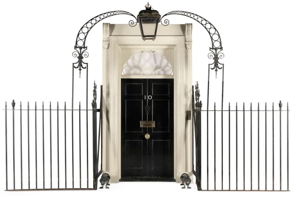 Réplique de la façade du 10 Downing Street, The Crown Auction, Bonhams 