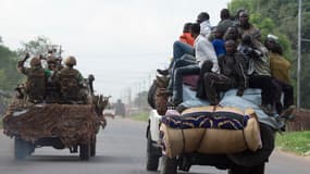 Des membres des ex-Séléka quittent Bangui, le 4 avril, escortés par des militaires tchadiens de la Misca.