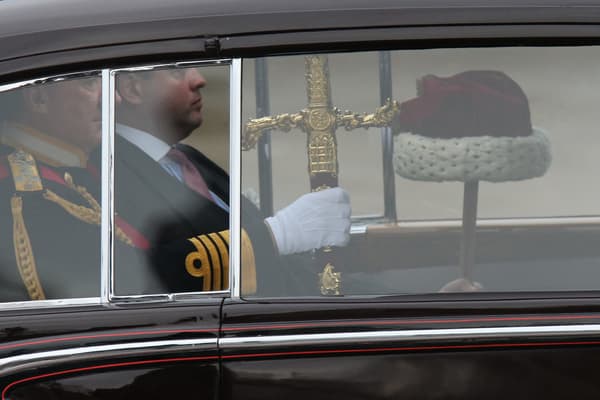 L'épée d'apparat utilisée par la reine Elizabeth II est transportée vers le Parlement britannique à Londres (Royaume-Uni), le 19 septembre 2019. L'épée d'apparat utilisée par la reine Elizabeth II est transportée vers le Parlement britannique à Londres (Royaume-Uni), le 19 septembre 2019.