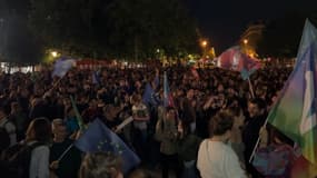 Des électeurs se sont réunis spontanément dimanche place de la République pour protester contre la montée de l'extrême droite.