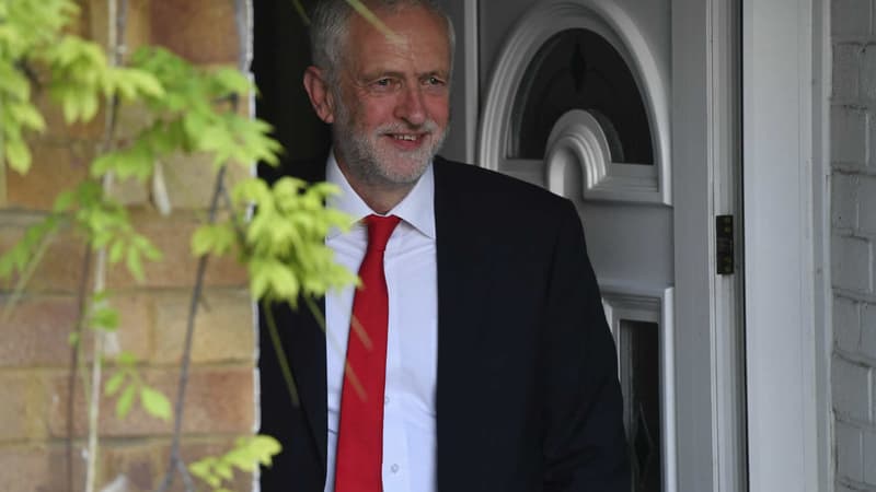 Né le 26 mai 1949, Jeremy Corbyn a développé son sens de l'engagement politique auprès de ses parents, un ingénieur et une enseignante, tombés amoureux lors d'une manifestation contre la guerre civile espagnole.