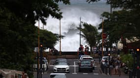 Les vagues s'écrasent à Saint-Denis de la Réunion le 14 janvier 2024 alors que les autorités de l'île de la Réunion, dans l'océan Indien, ont exhorté les habitants à s'approvisionner en nourriture et en eau avant une tempête tropicale qui risque de se transformer en cyclone avant qu'elle ne frappe plus tard dans la nuit.