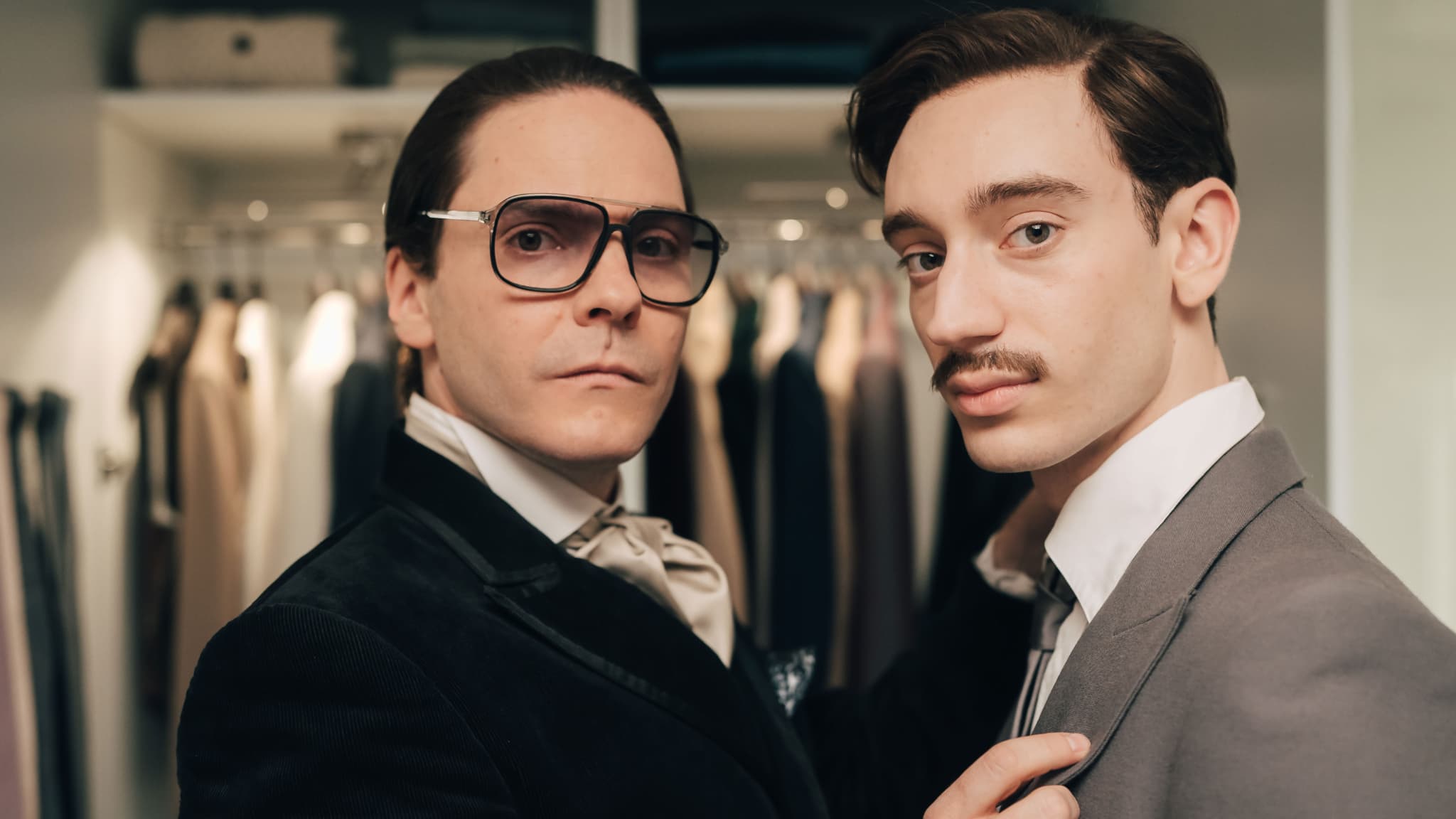 Daniel Brühl et Théodore Pellerin dans les rôles respectifs de Karl Lagerfeld et Jacques de Bascher dans la série de Disney+ Becoming Karl Lagerfeld Daniel Brühl et Théodore Pellerin dans les rôles respectifs de Karl Lagerfeld et Jacques de Bascher dans la série de Disney+ Becoming Karl Lagerfeld
