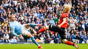 La frappe d'Erling Haaland qui percute Daiki Hashioka et termine dans le but de Luton