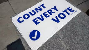 Une pancarte appelle à compter "tous les votes" à Détroit, dans le Michigan, mercredi 4 novembre 2020.