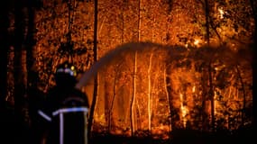Un pompier lutte contre un incendie de forêt à Saumos, le 12 septembre 2022 en Gironde, dans le Sud-Ouest de la France