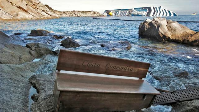 Si, une semaine après le naufrage, les espoirs de retrouver des survivants sont presque réduits à néant, la perspective que le Costa Concordia soit englouti accroît le risque que la catastrophe humaine ne se double d'une catastrophe écologique. /Photo pri